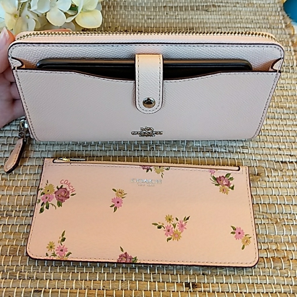 *1 Left* Coach Daisy Multifunction Wallet - Picture 4 of 8